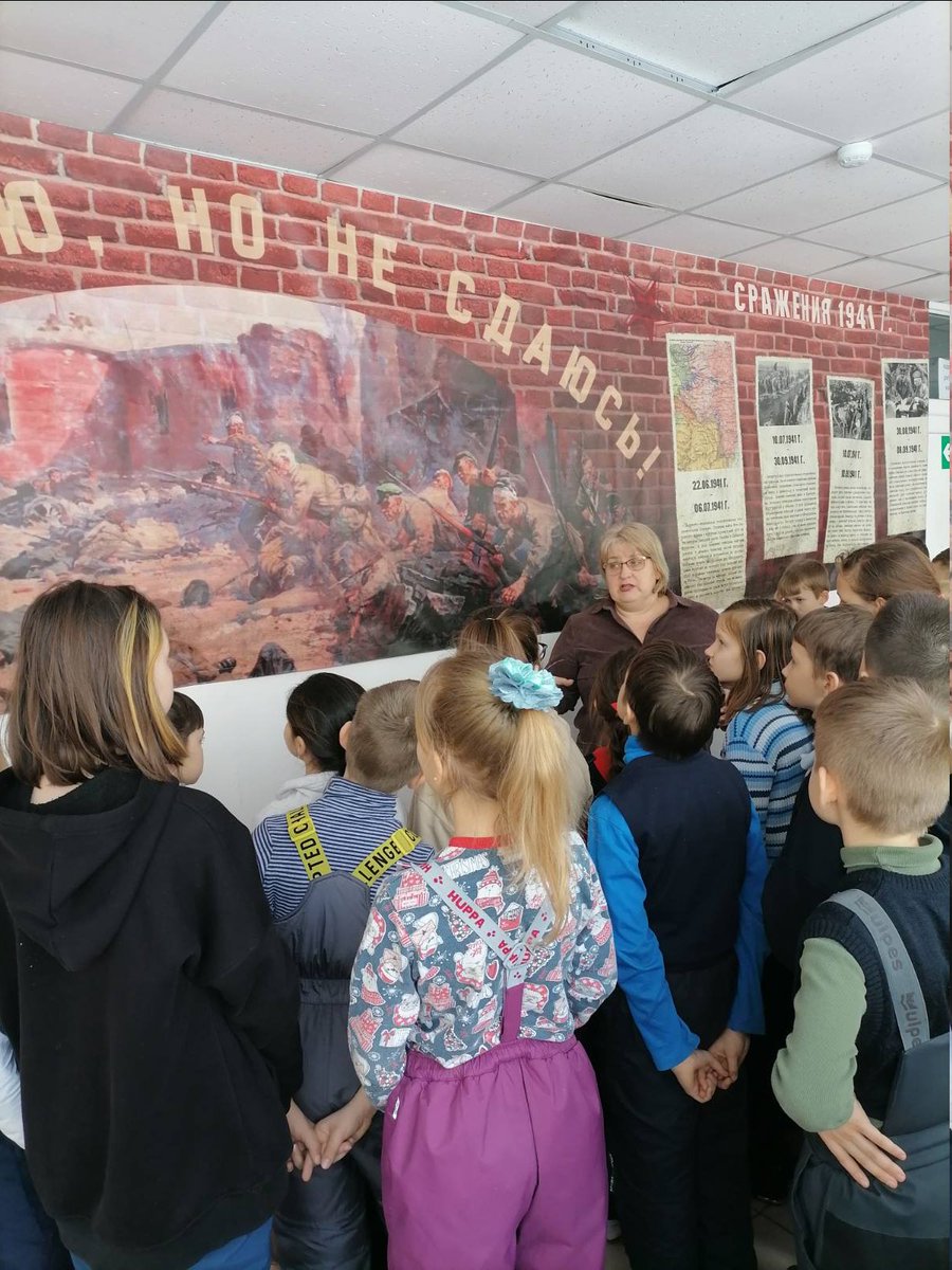 Сегодня учащиеся 3А класса посетили выставку "Героически страницы нашей страны и города Куйбышева в начале Великой Отечественной войны". Ребята с интересом познакомились с рассказом методиста школьного музея  Ольги Александровны о начале войны в нашей стране и городе.