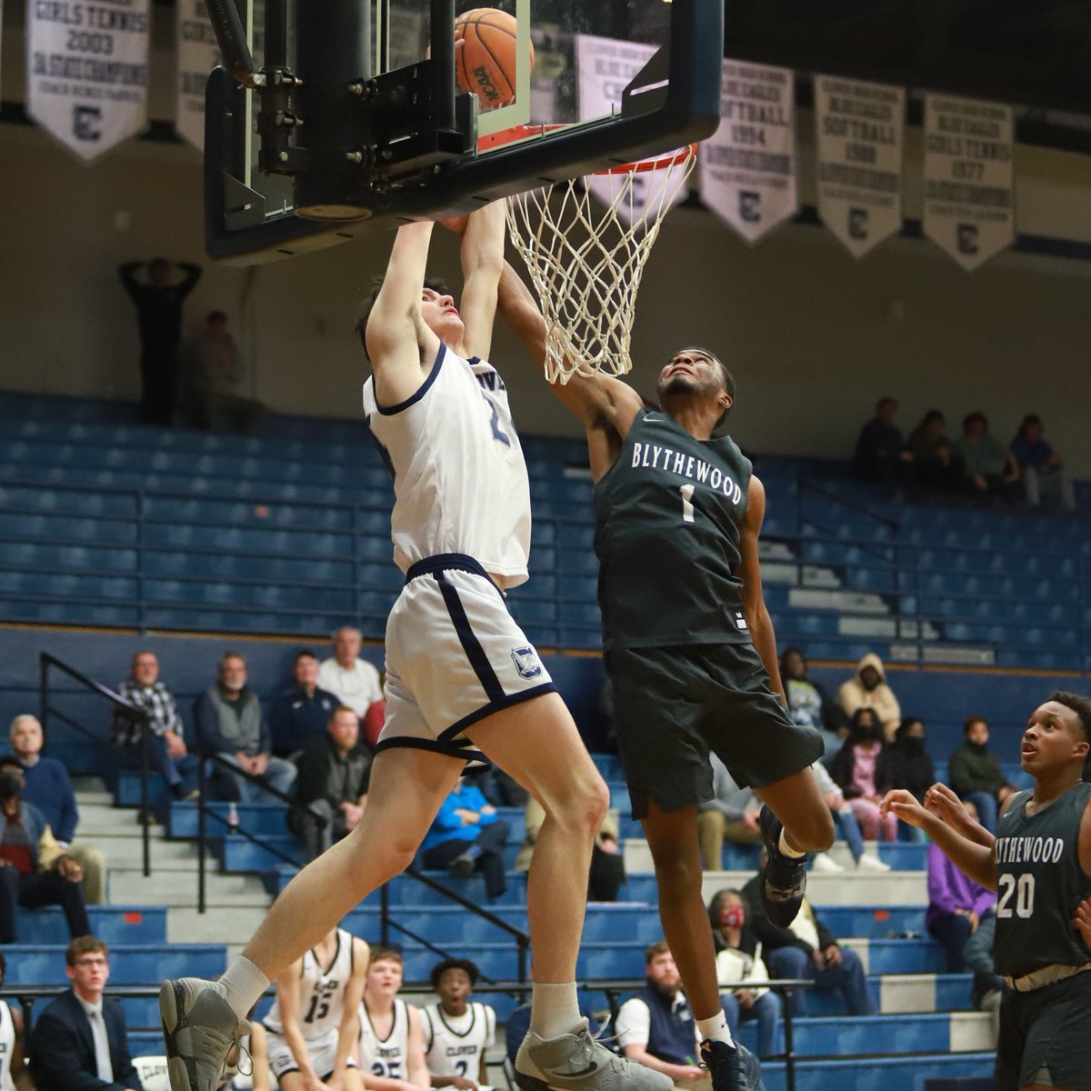 BDillon612's tweet photo. Another good night from @Winthrop_MBB signee @lawrencebartee1.  Had a couple big time dunks and protected the rim for the Blue Eagles. https://t.co/W6SgAgKKQr