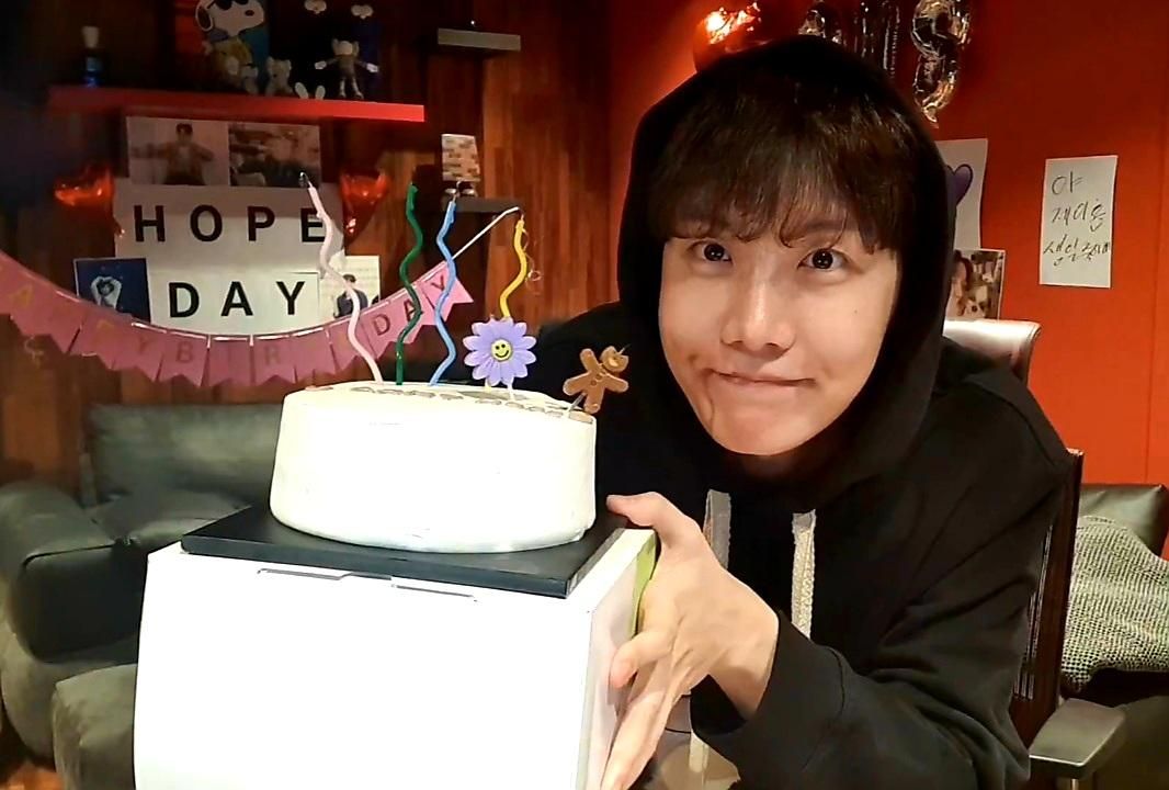 Isa58588674's tweet photo. #HappyBirthdayjhope
Para mí solecito 
Feliz cumpleaños mí jhope 🎂🥳💜
Es mí primera vez festejando su cumple y espero seguir así. 💜🇲🇽🇰🇷💜 https://t.co/qlGgh2iUiG