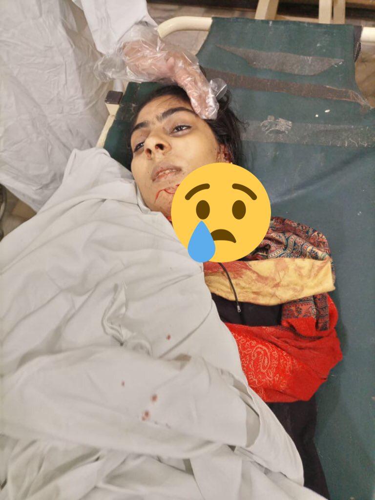 BinteEslaam's tweet photo. ربوہ کے محلہ دارالعلوم میں لڑکی قتل
رابعہ کنول دختر نصیر احمد عمر بیس سال کو تیز دھار آلے کے وار سے قتل کردیا گیا 
مقتولہ کے دوبھائی صغیر احمد اور سفیر احمد قتل کے شبہہ میں گرفتار
مقتولہ نصیر بلڈنگ میٹریل چناب نگر کے مالک نصیر احمد کی بیٹی تھی۔ https://t.co/lOwIReu4t6