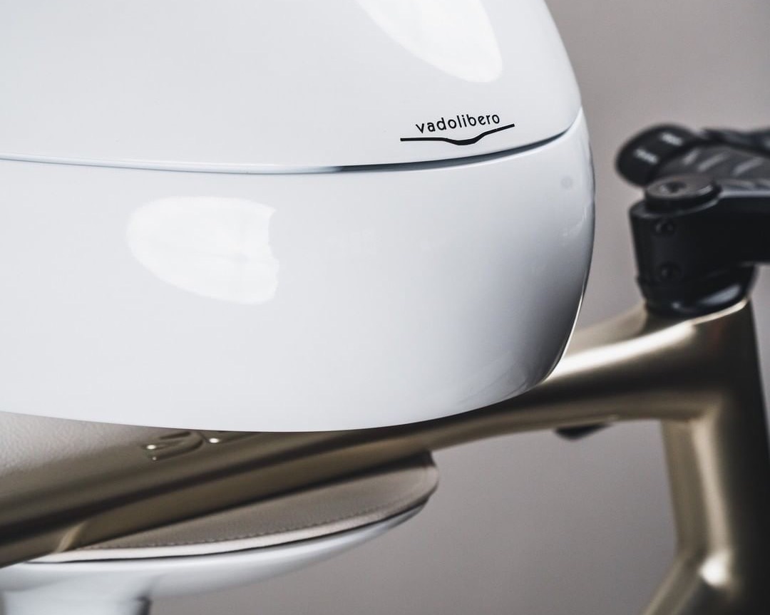 vadolibero's tweet photo. Neos Glossy White: pure design enhancing the bike's geometry.

#Vadolibero #VadoliberoNeos #Neos #MadeInItaly #ItalianDesign #BikeFurniture #BikeStorage #InteriorDesign #LuxuryLifeStyle #LuxuryProducts https://t.co/09dUIRaQ7X