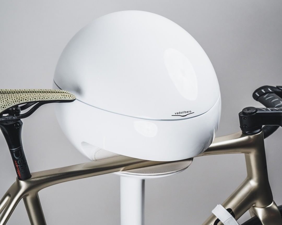 vadolibero's tweet photo. Neos Glossy White: pure design enhancing the bike's geometry.

#Vadolibero #VadoliberoNeos #Neos #MadeInItaly #ItalianDesign #BikeFurniture #BikeStorage #InteriorDesign #LuxuryLifeStyle #LuxuryProducts https://t.co/09dUIRaQ7X