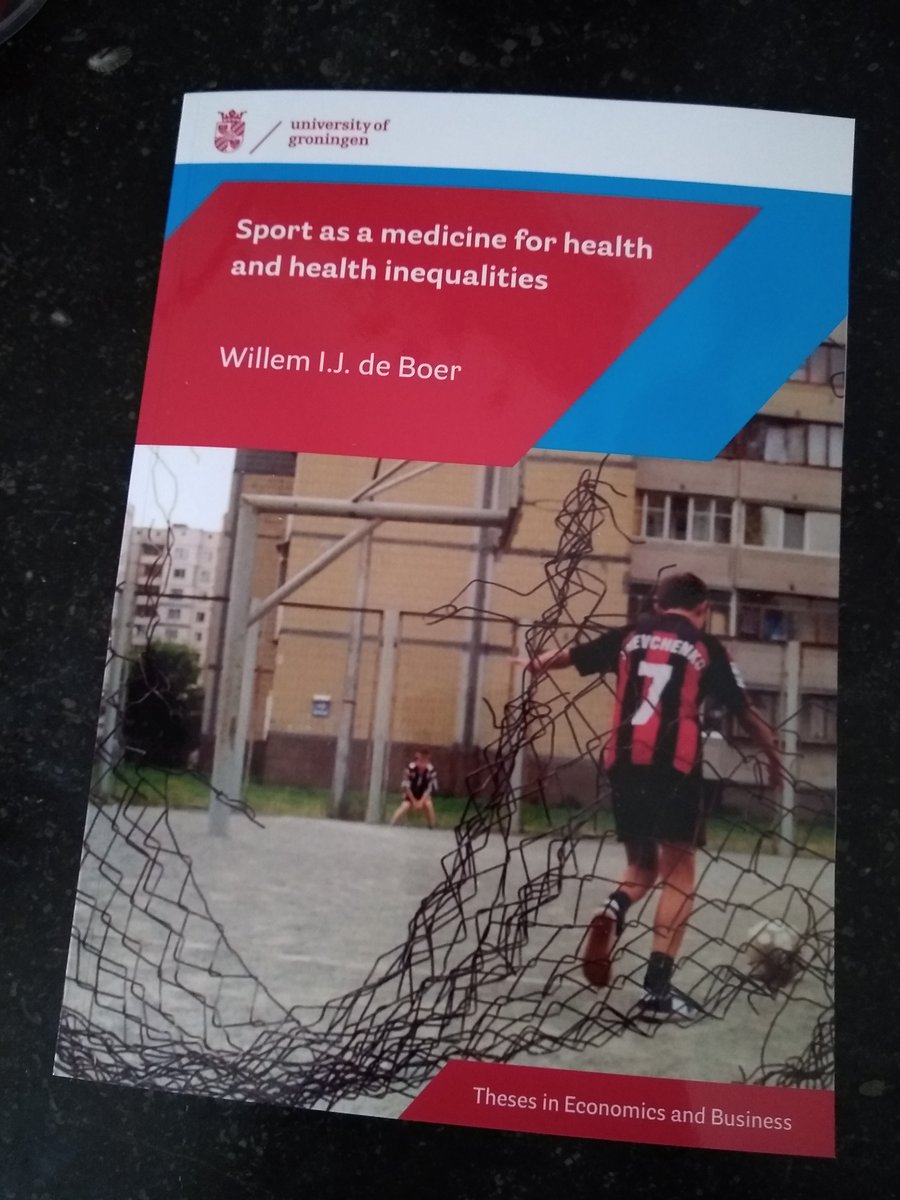 Willem_deboer's tweet photo. Over precies een maand ga ik mijn proefschrift over de relatie tussen #sport en #gezondheid, #zorgkosten en sociaaleconomische #ongelijkheid verdedigen aan de @univgroningen. Vandaag het boekje ontvangen. De ditale versie staat hier: https://t.co/FZrPt9VEzT https://t.co/BnzWiZTNtJ