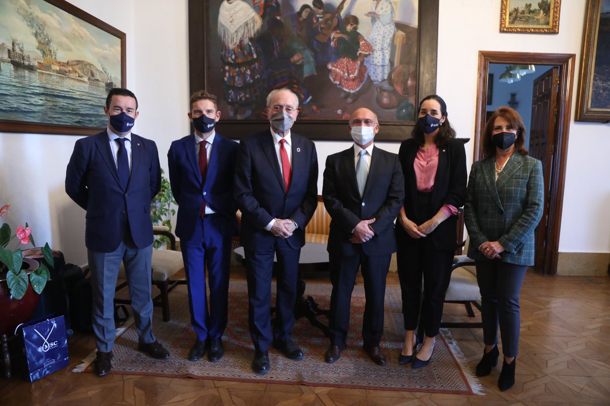 malaga's tweet photo. El alcalde, @pacodelatorrep, ha mantenido un encuentro esta tarde en el Ayuntamiento con el director general de @MSCCrucerosESP, Fernando Pacheco, junto a la concejala de @turismodemalaga, Rosa Sánchez https://t.co/zAoVVxo4mG