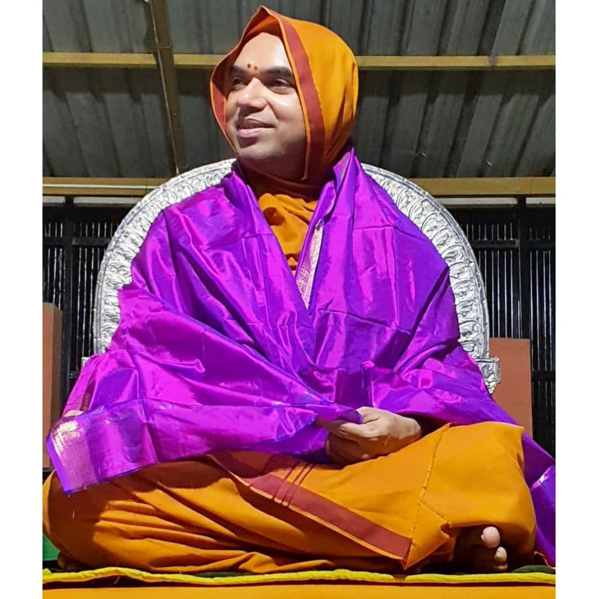 WithSriSri's tweet photo. ಅಖಂಡಮಂಡಲಾಕಾರಂ ವ್ಯಾಪ್ತಂ ಯೇನ ಚರಾಚರಮ್ ।
ತತ್ಪದಂ ದರ್ಶಿತಂ ಯೇನ ತಸ್ಮೈ ಶ್ರೀಗುರವೇ ನಮಃ ॥

Jagadguru Shankaracharya Sri Sri Raghaveshwara Bharati Mahaswamiji, SriSamsthana Gokarna – Sri RamachandrapuraMatha https://t.co/HSgTAmB4hT