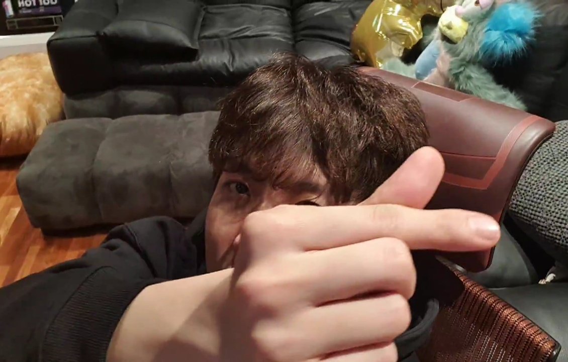 ARMYINDONESIAA_'s tweet photo. "Aku ingin mengucapkan terima kasih pada semua fans yg mengucapkan selamat ulang tahun padaku sampai selarut ini. Kalian selalu melihat &amp; mendukungku sampai skrg, aku ingin berterimakasih dan aku mencintai kalian. di hatiku, kalian semua ada di sini"

@BTS_twt #HappyBirthdayjhope https://t.co/niNjEqBAPb