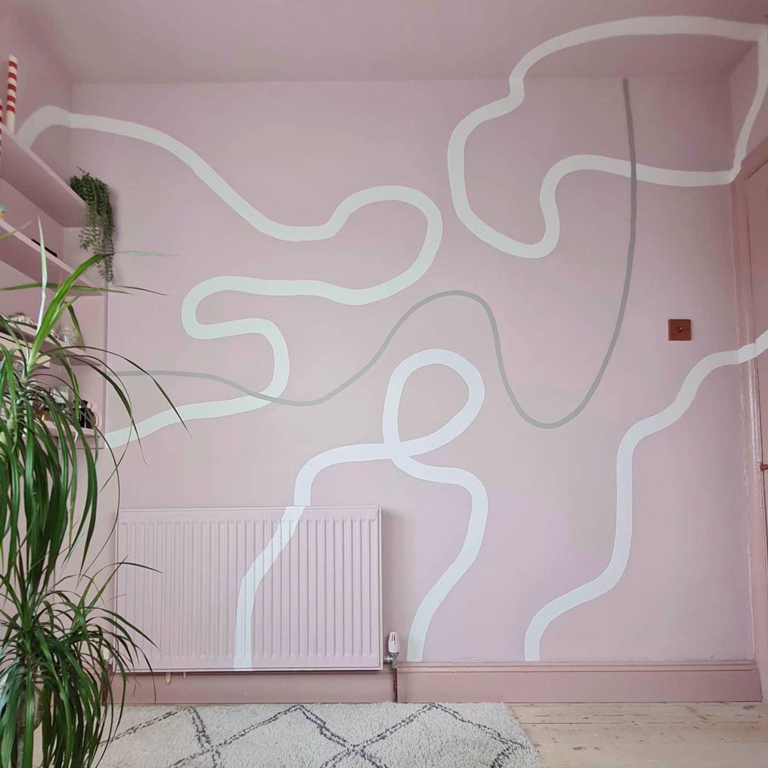 Colour outside the lines 🤍
We believe that paint is all about personal expression and love seeing your creative projects come to life.  <a href="/colourfulsaz/">Colourfulsaz</a> has used 🎨 Tapestry Thread No.418 as her base, before going free-hand with 🎨 Sail White to create this playful office mural.
