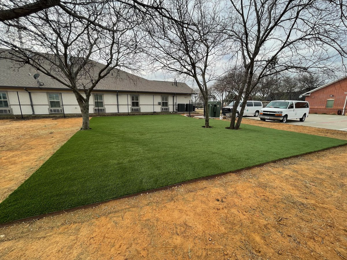 Oscarastrolawn's tweet image. I want to give a big S/O to store 0524 over in Lewisville for the biggest job sold in Dallas 1575 sqft. Not only was the biggest job sold, it’s also the first commercial job sold in Dallas. Thank you Anthony Brown for helping the customer out. @HomeDepot #astrolawn @AstroLawnLou