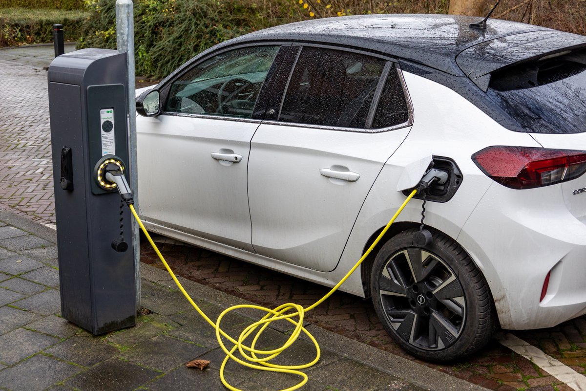 Advies voor plaatsing van laadpalen op eigen terrein helpt Rotterdamse VvE’s. 70% van de #VVE-leden staan positief tegenover de plaatsing van eigen #laadpunten. 54% denkt de aanschaf van een volgende #auto de voorkeur aan #elektrisch te geven.
Meer info ➡️ bit.ly/3GZaWXg