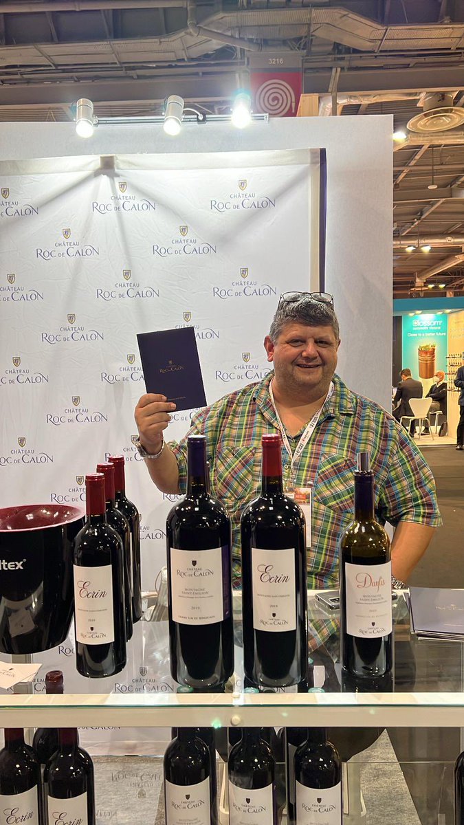 RocdeCalon's tweet photo. Passage de @beckustator sur notre stand Wine Paris ! De belles rencontres et de beaux moments de dégustation 🍷
#rocdecalon #montagnesaintemilion #vinsdebordeaux https://t.co/CUcRGcE7ZF