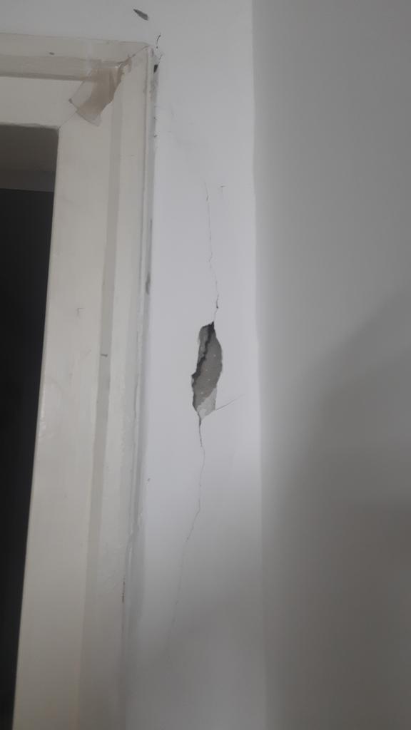 Tiwary_IND's tweet photo. @vgupta752 @CBRE_India @GodrejProp @GodrejGroup @CBRE Door frames are pulling away from the wall &amp; d plaster of d walls keeps on shedding here &amp; there in d flat.Seepage is the prevalent issue at godrej summit.Only good thing bout godrej is, dey don't descriminate, as d situation is same evrywhr whthr it's their premier flat or EWS. https://t.co/jvfr6Ntcd5