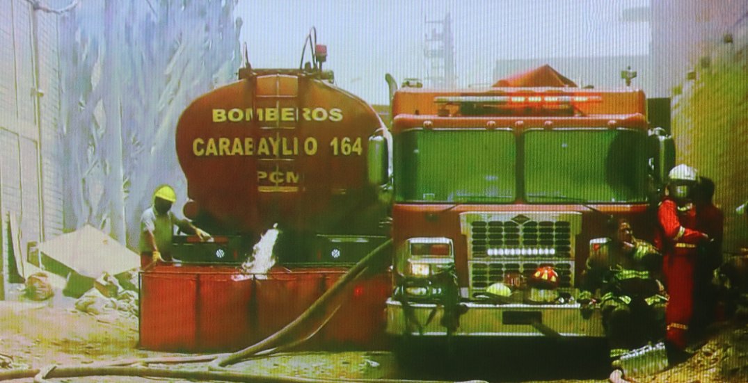 cgbvpoficial's tweet photo. #AlertaBomberos I Incendio en depósito de telas en Comas, se encuentra confinado por los Bomberos Voluntarios. https://t.co/R3prvXqPbg