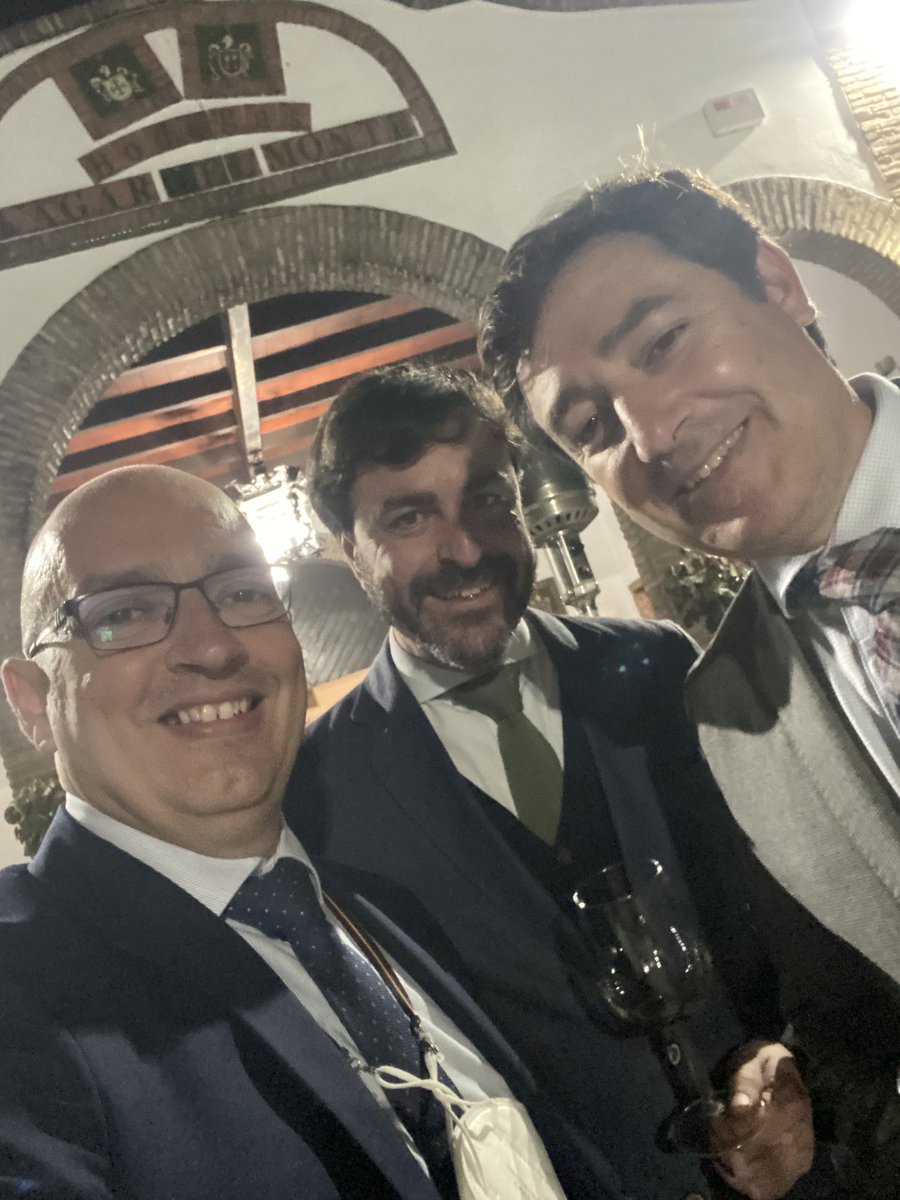 El #ComandoSanlucar en otra misión lejos de la #CiudadDeLaManzanilla 

Apoyo incondicional de <a href="/GabrielRaya/">Gabriel A. Raya</a> <a href="/EnologoMVilla/">Miguel Villa</a> y un servidor a nuestro común amigo Antonio López de <a href="/bodegaselmonte/">Bodegas EL MONTE</a> en la presentación de #Ximenium, una nueva joya de #Moriles