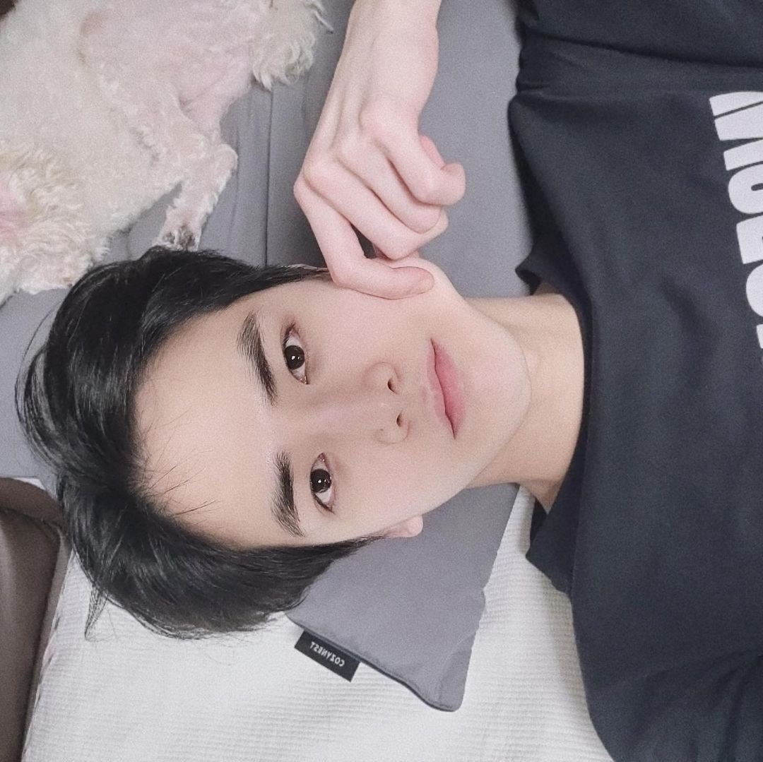 yongghoon's tweet photo. Good night, The B. Make sure to get enough and sleep well too. I really miss all of you guys. https://t.co/NsNxTQNc69