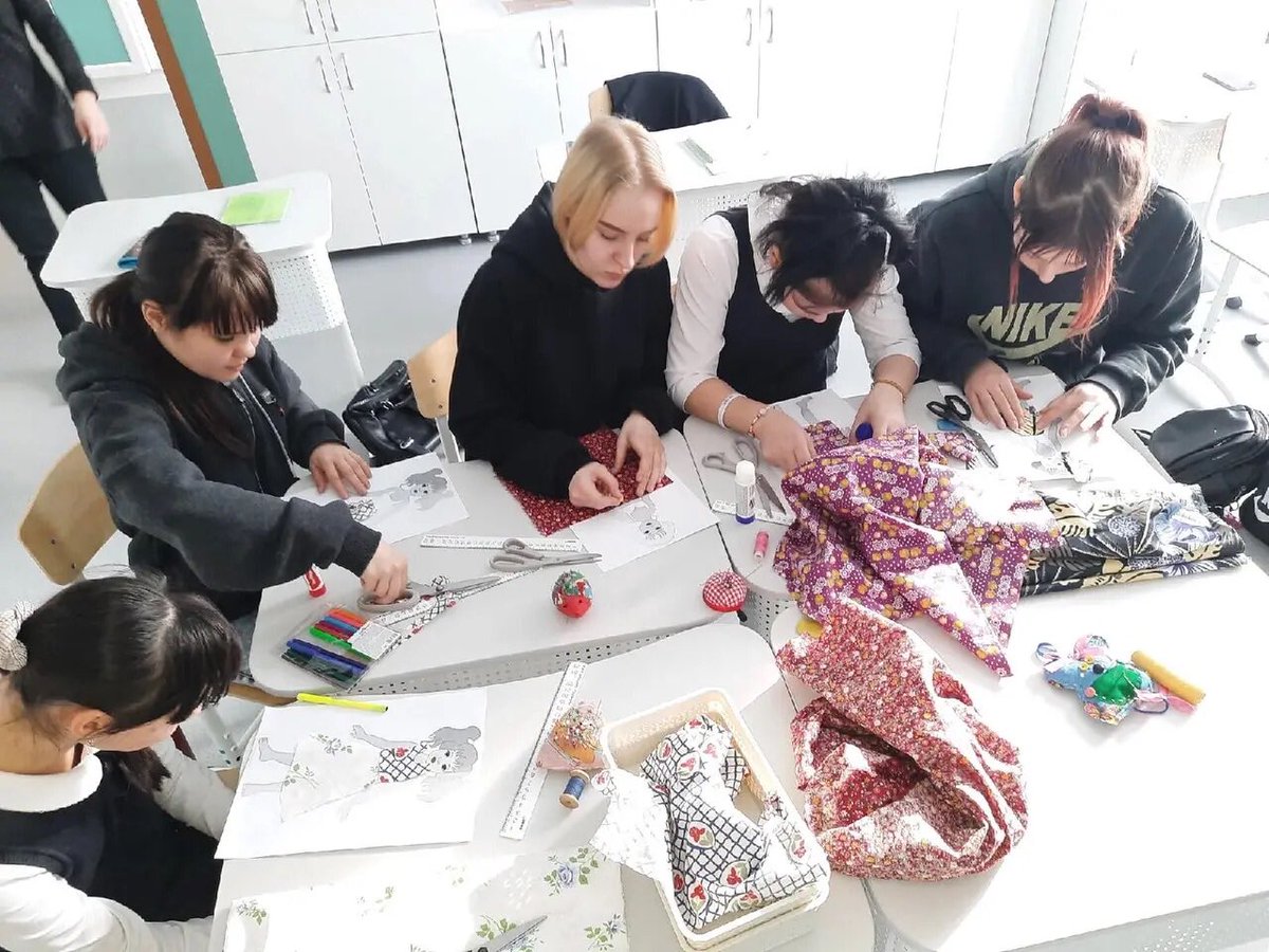 "Самарский государственный колледж сервисных технологий и дизайна" провёл «День открытых дверей». Обучающиеся школы- интерната 71 приняли участие в онлайн мастер-классе по созданию моделей костюма из кусочков ткани в обновленном кабинете швейного дела. #нацпроектобразование