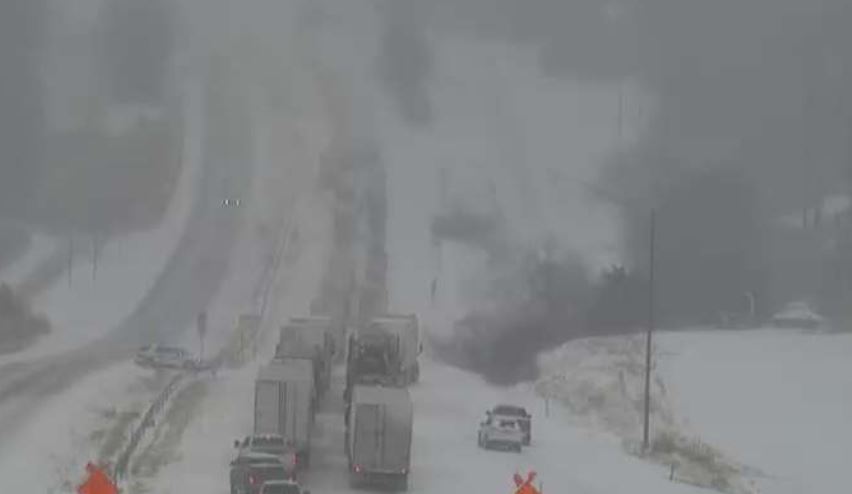 MoDOT_Central's tweet image. 🚨I-70 ALERT - BOONE COUNTY 11:15AM 2/17🚨
All westbound lanes are closed near mile marker 124 (just west of Stadium Boulevard), due to a tractor trailer crash.