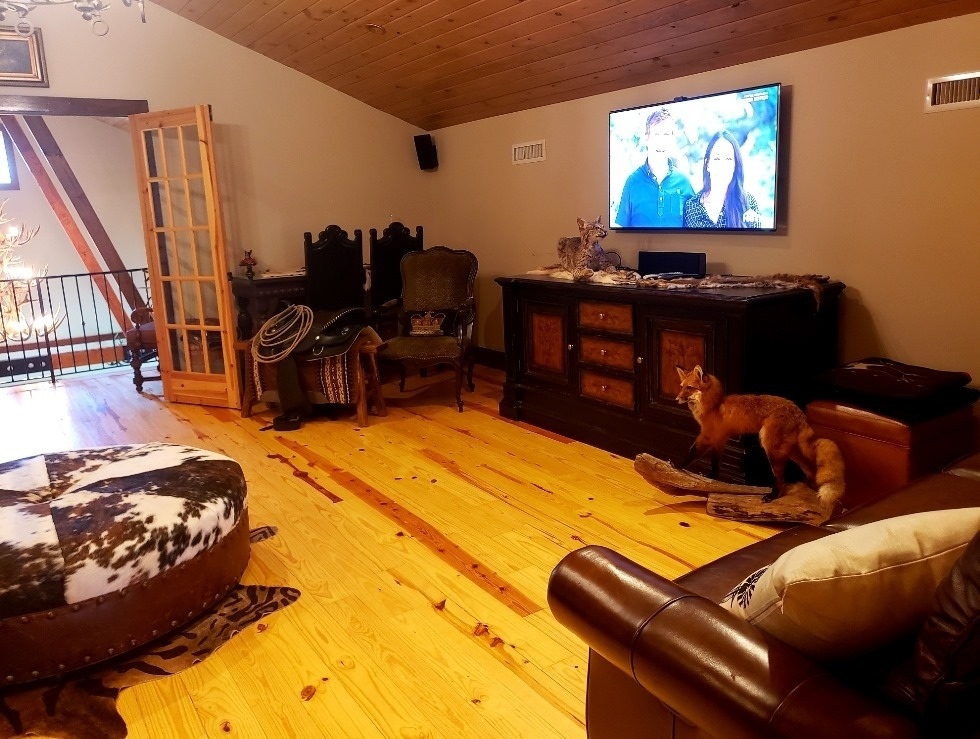 MCL_OK's tweet photo. Providing our guests with the opportunity to stay overnight in our upstairs bedrooms 🛏️ of our lodge, known as our Loft Suites, is certainly wonderful!

So, be sure to contact ☎️ us today to book your stay: https://t.co/KvT3yneauE

#mountaincreeklodge #loft #loftsuites https://t.co/Zs9LZ1PErv
