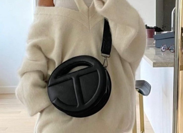 mefeater's tweet photo. #MEFDiscussions Yesterday it was announced that the new Telfar Circle Bag retails for $567. What are your thoughts on this? ✨ https://t.co/C1ZZQ0Yt2H