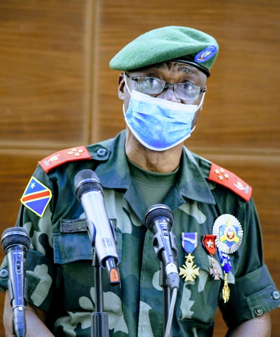 Presidence_RDC's tweet photo. Lors de cette cérémonie hautement symbolique, les officiers de haut rang des FARDC, de la PNC et du Service national ont renouvellé leur serment de loyauté et de fidélité au Commandant suprême, Président de la République, S.E. Félix Antoine Tshisekedi Tshilombo. https://t.co/esAFUsdgPi
