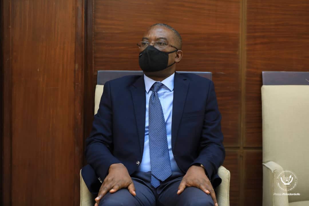 Presidence_RDC's tweet photo. Lors de cette cérémonie hautement symbolique, les officiers de haut rang des FARDC, de la PNC et du Service national ont renouvellé leur serment de loyauté et de fidélité au Commandant suprême, Président de la République, S.E. Félix Antoine Tshisekedi Tshilombo. https://t.co/esAFUsdgPi