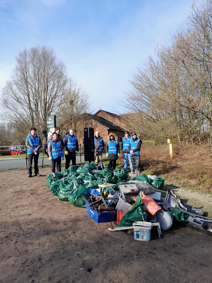 NathanCRT4's tweet photo. Today we were out on the Ridgeacre arm of the canal having a big clean up thanks to @CRTvolunteers with the help of a corporate event and sandwell litter watch. It took 5 vans to move the rubbish we collected!!!! @LutfurCRT @CRTWestMidlands @CanalRiverTrust https://t.co/xwWeZuRca8