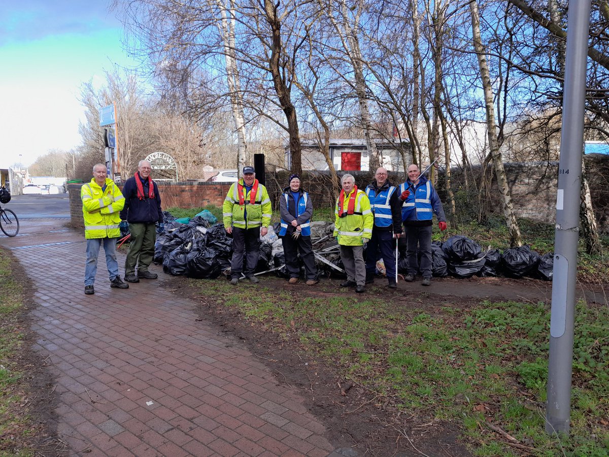 Today we were out on the Ridgeacre arm of the canal having a big clean up thanks to @CRTvolunteers with the help of a corporate event and sandwell litter watch. It took 5 vans to move the rubbish we collected!!!! <a href="/LutfurCRT/">Lutfur Rahman CRT</a> <a href="/CRTWestMidlands/">Canal & River Trust West Midlands</a> <a href="/CanalRiverTrust/">Canal & River Trust</a>