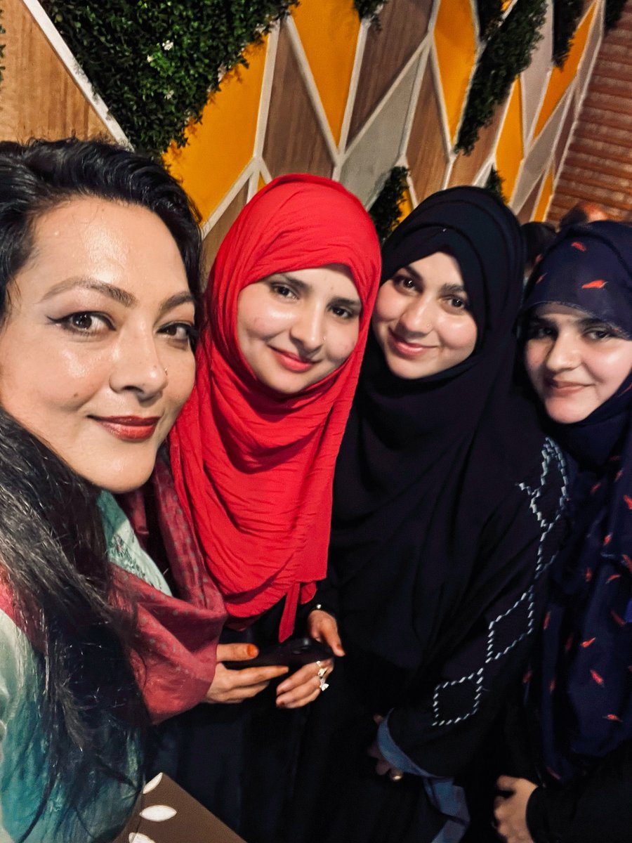 “Aapki reports dekhe bina soti nahi hoon mein.” I watch your shows everyday on The Wire. 
One of best rewards of ground reporting is to meet my viewers. 
Always.