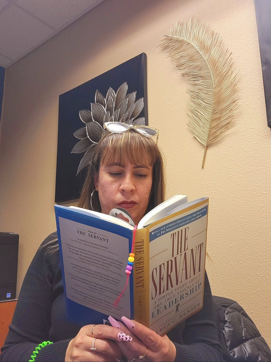 Readers are leaders, and our leaders ARE READERS! 
📚🙌📚🙌📚🙌📚

#nationallibraryloversmonth
#leadership
#SISD_Reads
#TeamSISD 
@SRidge_MS 
@KWright_SRMS 
@MVela_SRMS