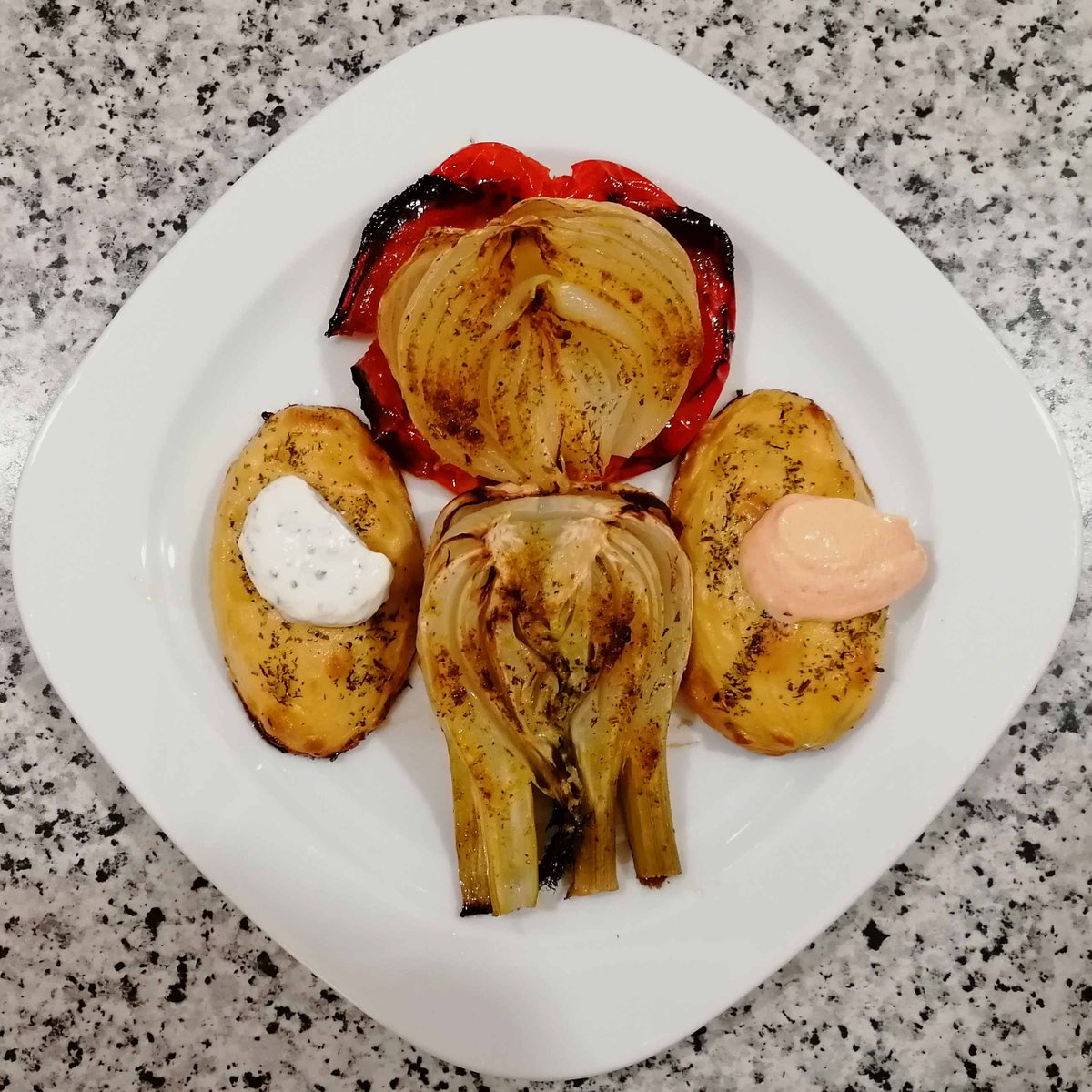 MikeKocht's tweet photo. Heute #Blechgemüse im #Twooking. Wobei natürlich auf dem Blech, nicht aus Blech ;-)
#Fenchel #Zwiebel #Paprika #Erdäpfel (#Kartoffel)
2erlei Dips und eine einfache Mahlzeit ist fertig!
https://t.co/fCfJIKrbnY https://t.co/w5RYv4Ncw6