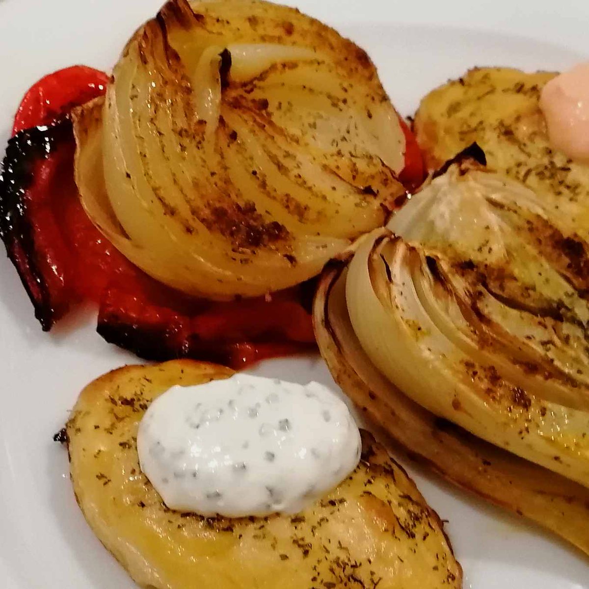 MikeKocht's tweet photo. Heute #Blechgemüse im #Twooking. Wobei natürlich auf dem Blech, nicht aus Blech ;-)
#Fenchel #Zwiebel #Paprika #Erdäpfel (#Kartoffel)
2erlei Dips und eine einfache Mahlzeit ist fertig!
https://t.co/fCfJIKrbnY https://t.co/w5RYv4Ncw6