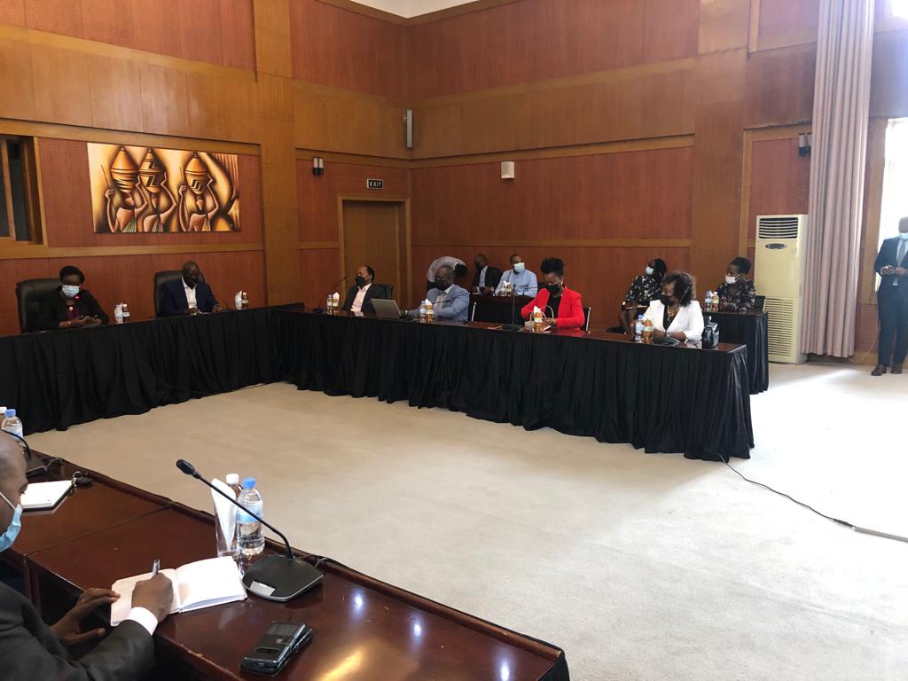 J'ai rencontré ce jour en compagnie de mon homologue Madame la Ministre <a href="/habyarimanab/">Béata U. Habyarimana</a>, Monsieur Robert Bafakulera Président de la fédération du secteur privé Rwandais accompagné de plusieurs membres de cette organisation.