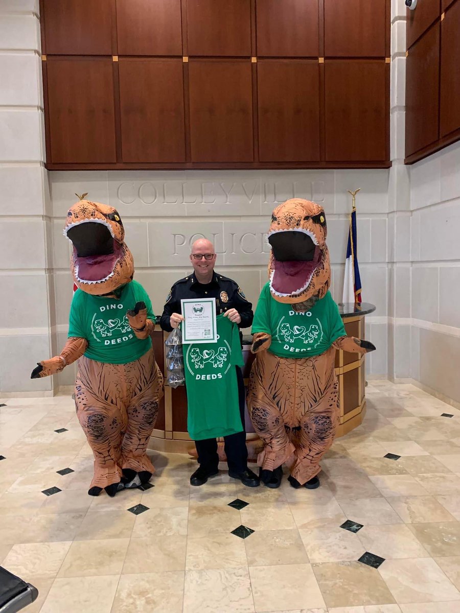 DinoDeedsDFW's tweet photo. We missed Chief Miller on our Dino-versary visit to the PD, so we made a special trip today to let him know how much we appreciate him and his department.❤️🚔
#dinodeeds #tinyarmsbighearts
#kindness #bethegood #community #backtheblue @ColleyvillePD @CityColleyville @CVchamberTX https://t.co/YxjSmif5Q2