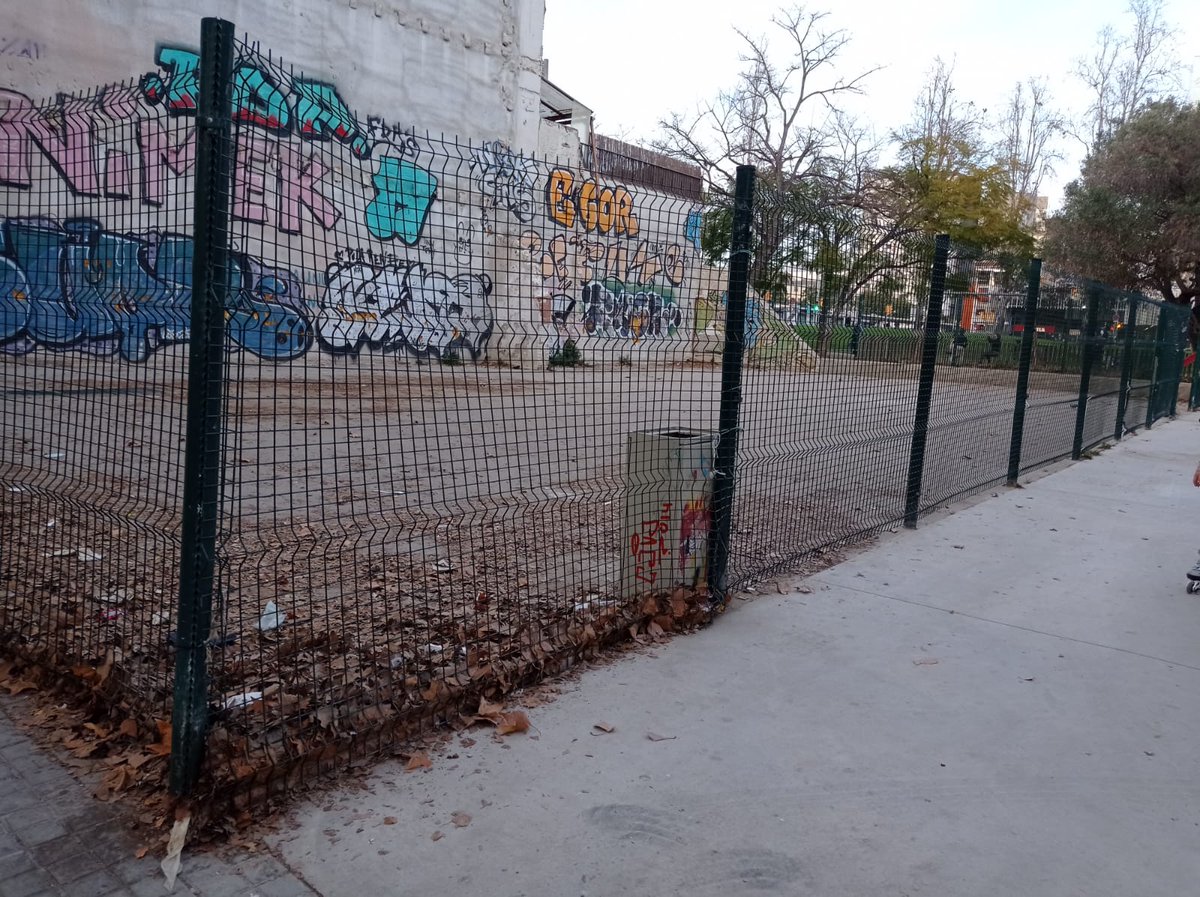 ExpLaia's tweet photo. Socors @MarcSerraSole
El solar del punt verd (Vallespir i St Antoni) s'ha convertit en un "cargadero". És al costat d'un parc on coincideixen nens de 2 escoles i veïns. Hem trucat diverses vegades al @BCN_SantsMont sense resposta. El lloc fa molt mala olor i les reixes trencades https://t.co/vwXpso5h3V