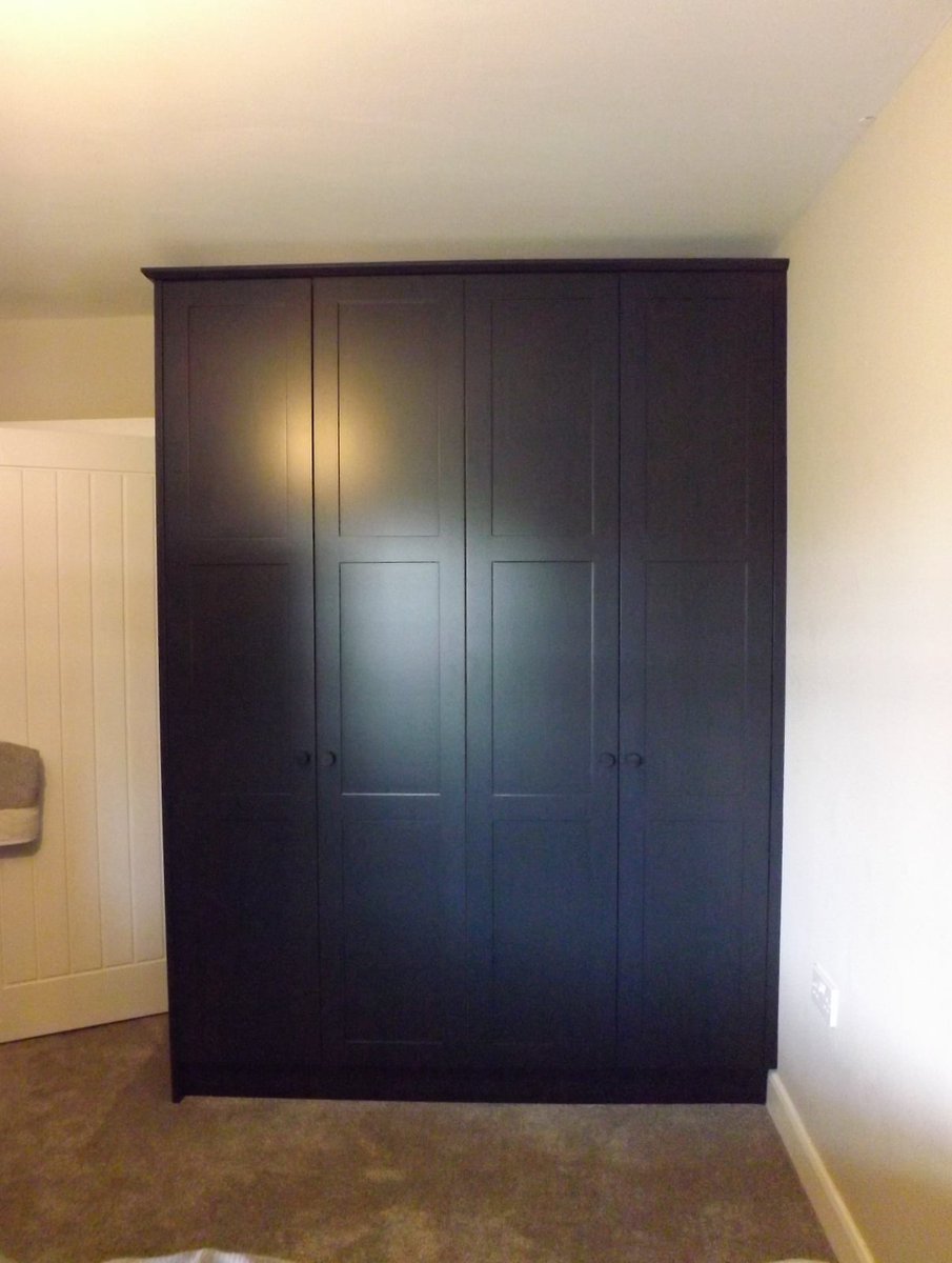 SCUniqueWoodSo1's tweet photo. Just returned from our recent project in Kenilworth. Handmade bespoke wardrobes, bedsides &amp; hallway cupboard to complete a recently renovated family 
🏡. Birch Ply carcasses, Birch ply dovetailed drawer boxes, with shaker doors sprayed in @FarrowandBall All White &amp; Ball Off Black https://t.co/WOCYRtQ2bE