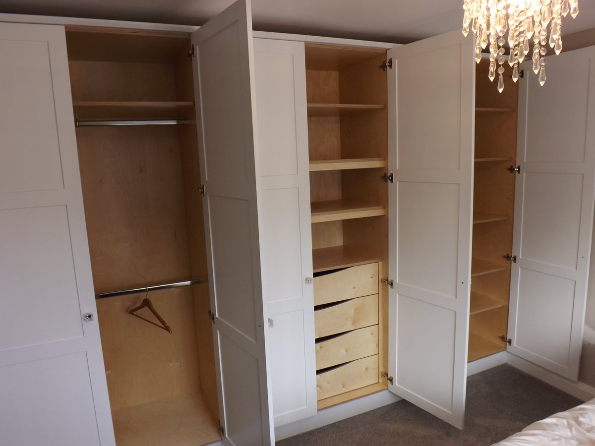 SCUniqueWoodSo1's tweet photo. Just returned from our recent project in Kenilworth. Handmade bespoke wardrobes, bedsides &amp; hallway cupboard to complete a recently renovated family 
🏡. Birch Ply carcasses, Birch ply dovetailed drawer boxes, with shaker doors sprayed in @FarrowandBall All White &amp; Ball Off Black https://t.co/WOCYRtQ2bE