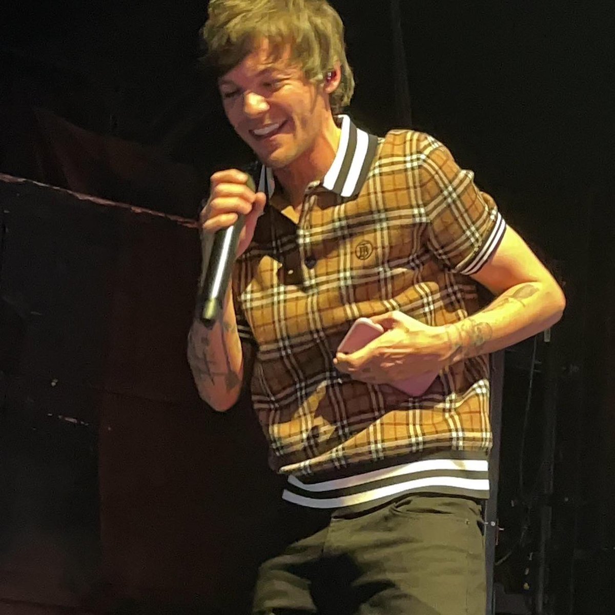 TLSH28's tweet photo. I vote for #Louies as the #BestFanArmy for #iHeartAwards https://t.co/nZaRrkeiO4