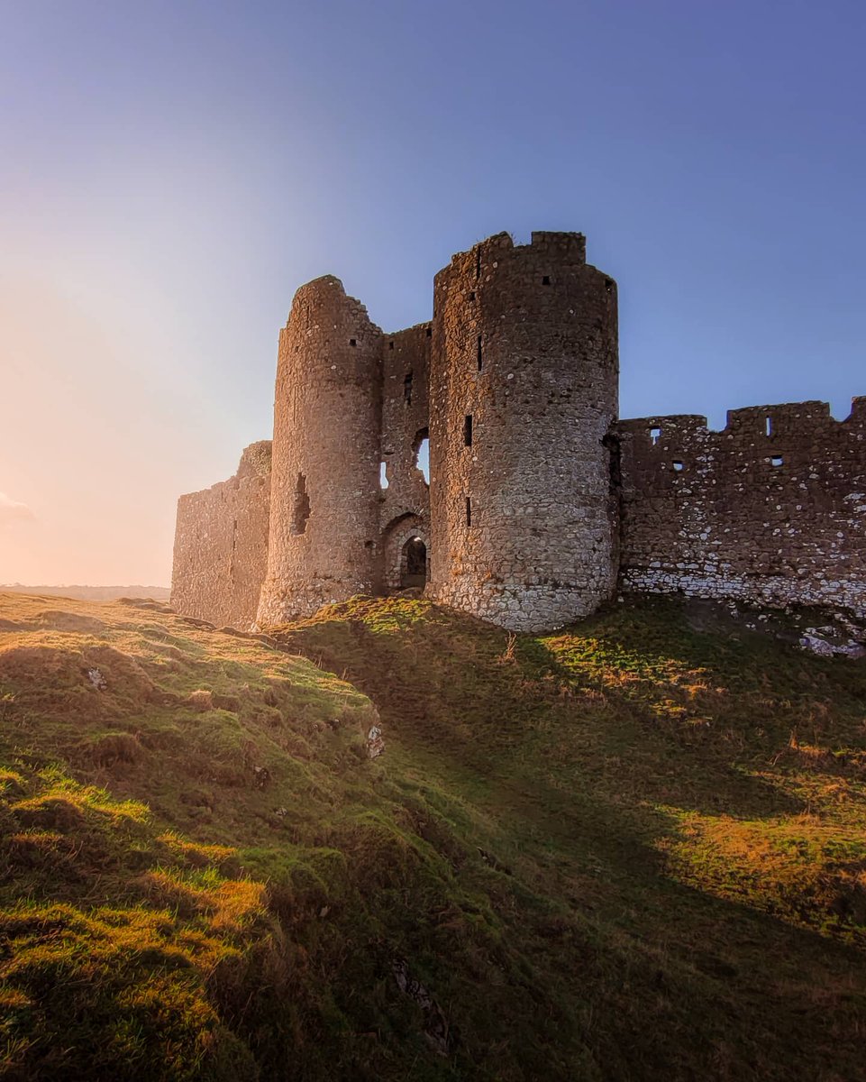Only the bravest souls should venture near Castle Roche… 😱 A gold star to anyone who knows the deadly secret these walls are hiding! 

📍Castle Roche, County Louth
📸 scenic_pics_ireland (IG)