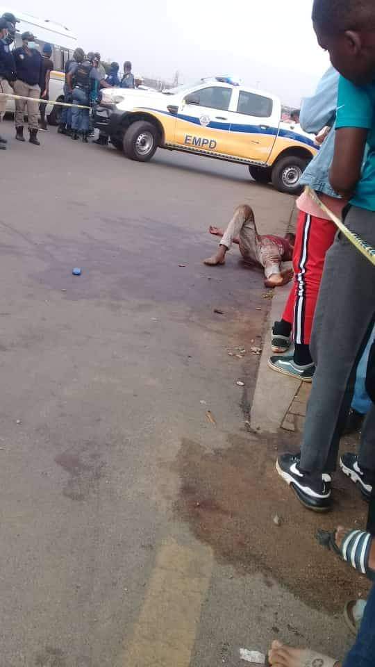 ReezaySA's tweet photo. Makhulong community beat up 3 guys driving a white polo for trying to mug a school child yesterday they even set the car on fire with the driver inside. https://t.co/wK9O4vmHnP