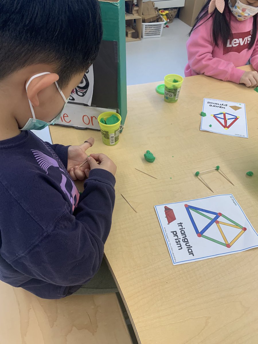 flemingVSB's tweet photo. #MaplePod learning the 3D shapes. Did you know your 3D shapes in Kindergarten? https://t.co/EJmY4YxgHL