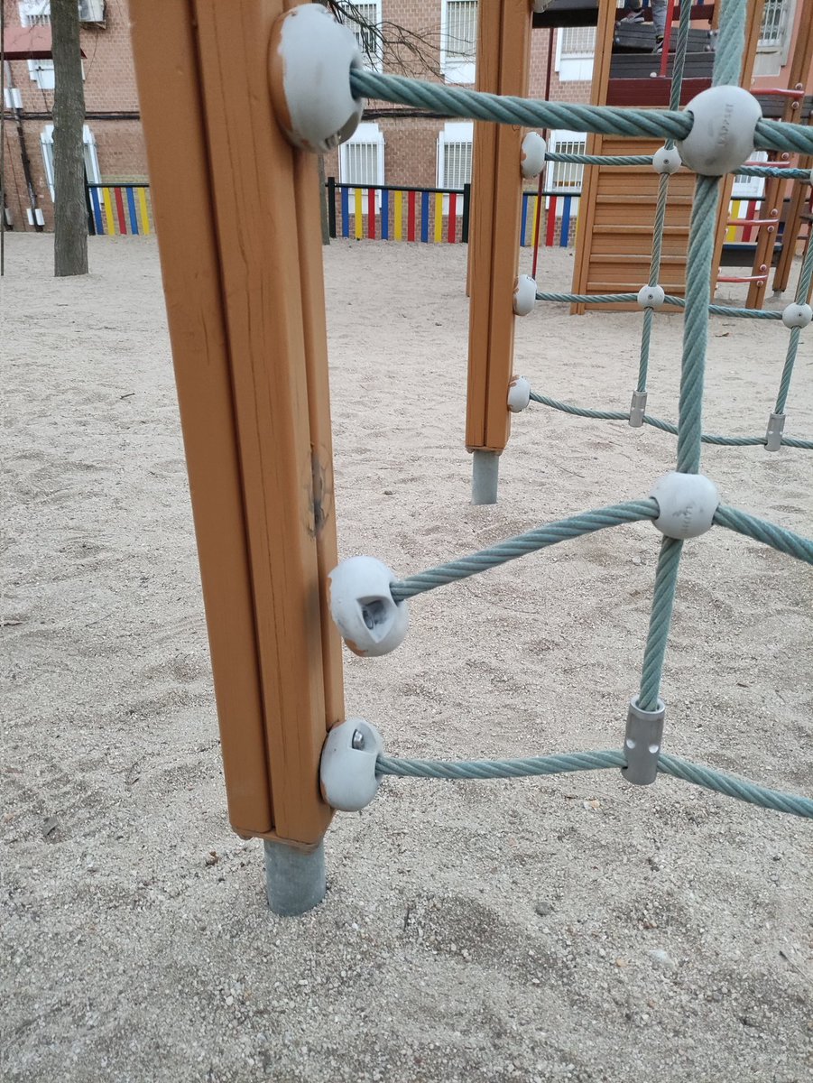 silvissp's tweet photo. @Lineamadrid hola! En el parque infantil de Hacienda de pavones frente al N 164 en Moratalaz, se ha soltado está cuerda. Pueden venir a arreglarlo? Gracias https://t.co/kYAiPL1R0x