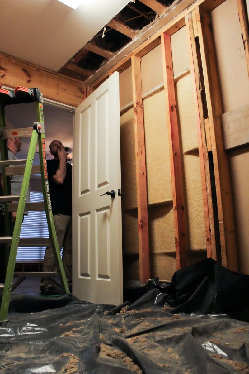 Call an expert to test any suspicious growth. SERVPRO of Alexandria is here to help with any confirmed #moldRemediation needed.
Check out our blog post on spotting mold:
bit.ly/3gmNcBg
#waterDamage #hereToHelp #heroReady #airQuality #centralLouisiana