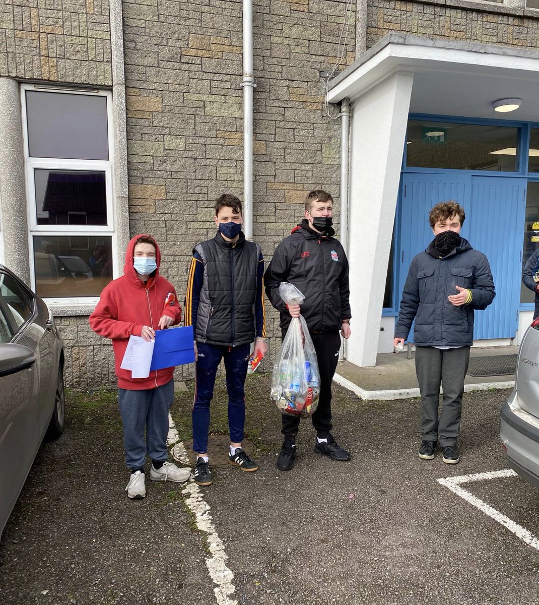 TogherT's tweet photo. Colaiste Eammon Rís TY students came out in force today to help @TogherT  The 30 students &amp; 6 teachers split into 6 groups and conducted a survey on different areas as they litter picked. The litter bags were then collected by Martin Dineen, Community Warden. @DeerparkCBS https://t.co/w9ybXsmiQG