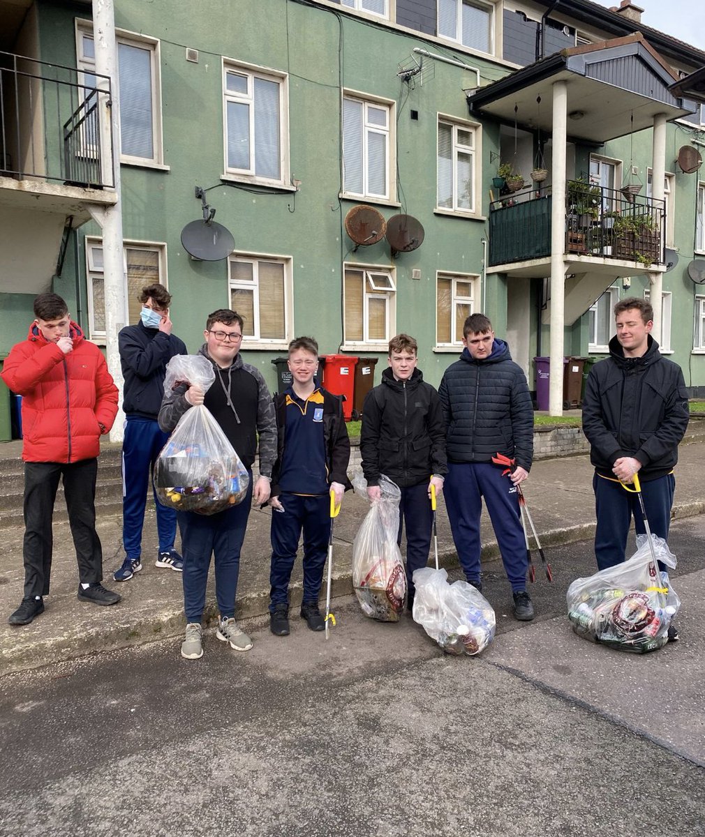 TogherT's tweet photo. Colaiste Eammon Rís TY students came out in force today to help @TogherT  The 30 students &amp; 6 teachers split into 6 groups and conducted a survey on different areas as they litter picked. The litter bags were then collected by Martin Dineen, Community Warden. @DeerparkCBS https://t.co/w9ybXsmiQG