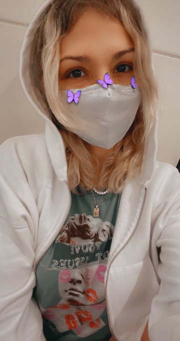 I like public transport because I can sit &amp; relax, read, meditate or send you selfies ;) 🤳 https://t