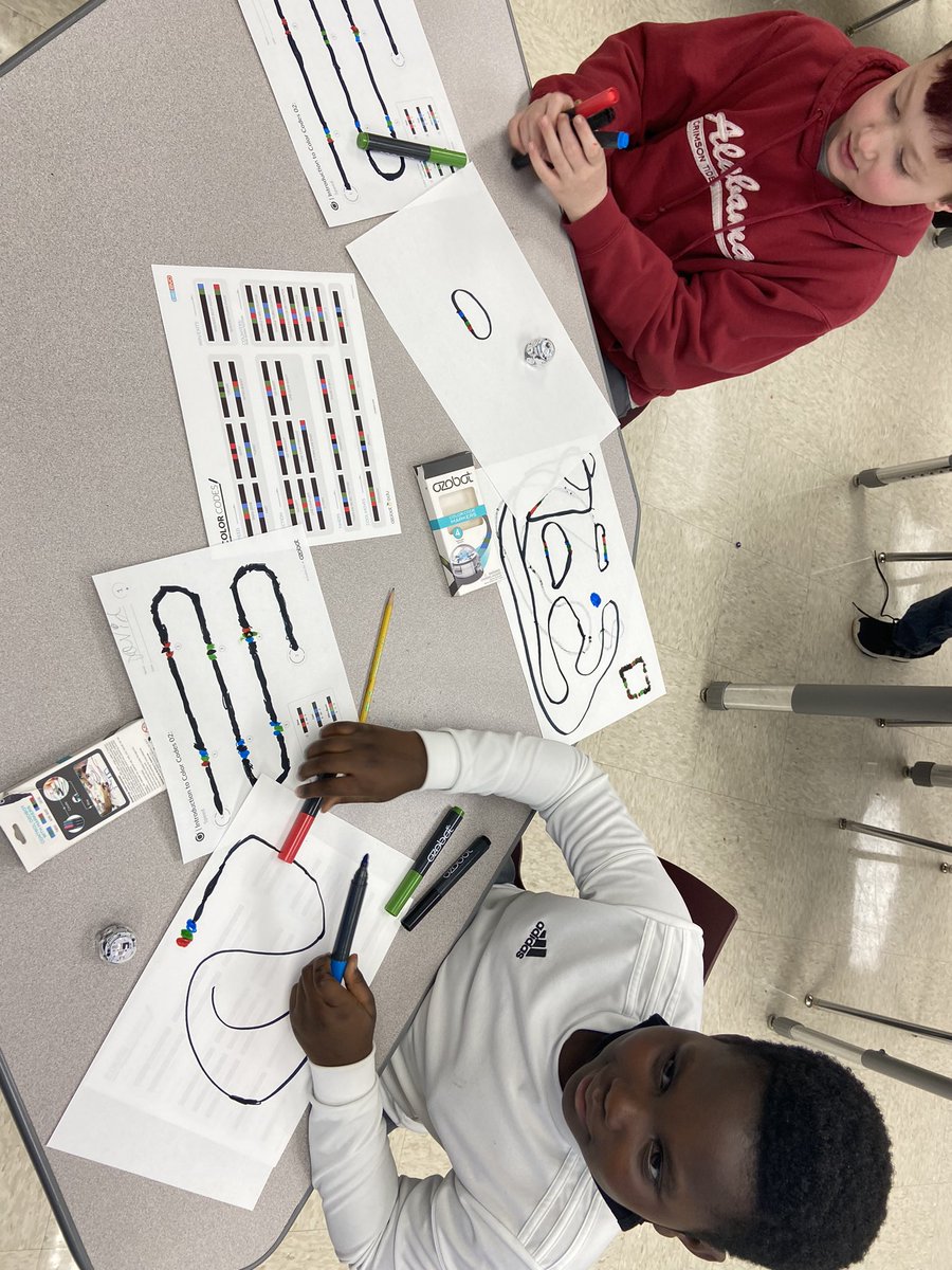 AndreaPhill77's tweet photo. @BlytheBower students learning to @Ozobot with @TamEDale_99 https://t.co/0NYQNFRdYn