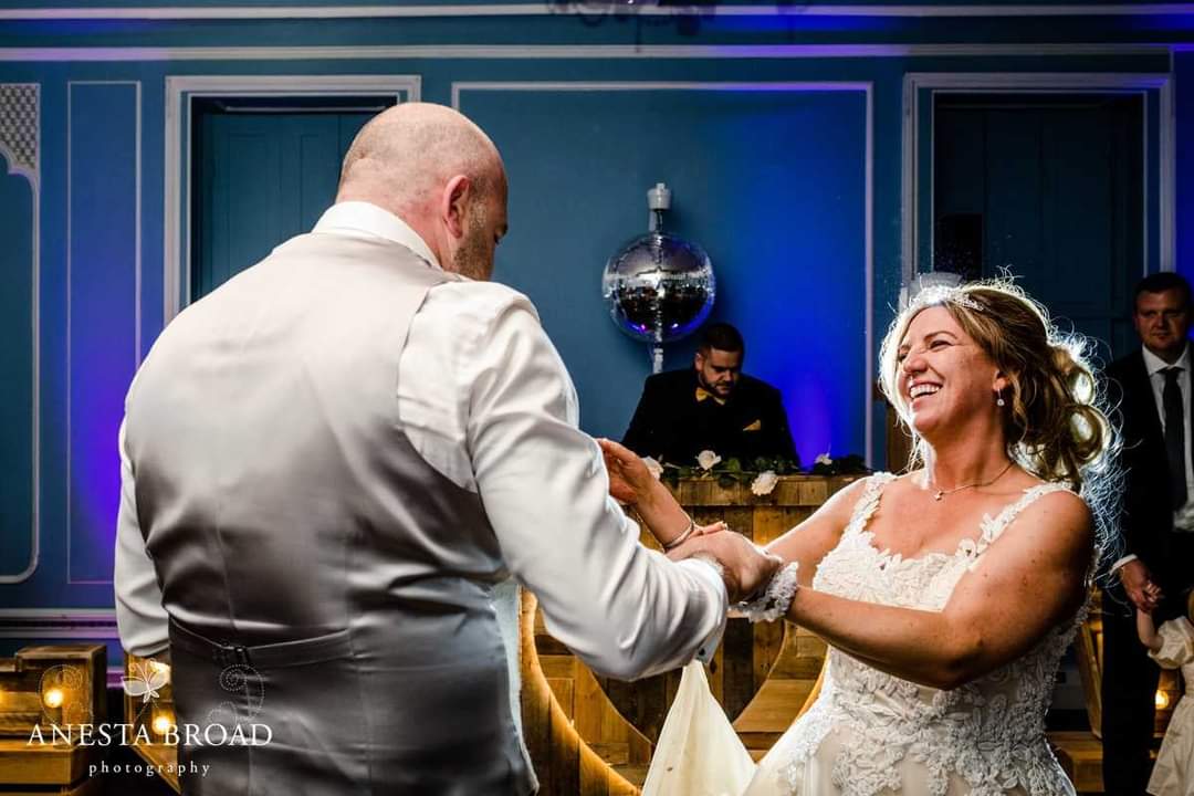 AnestaBroad's tweet photo. I hadn't quite realised just how long it's been since I shared any weddings on my website. Turns out it's been over 18 months! 

Here I am jumping back on the blogging circuit. First up is Lucy &amp; Bradley's wedding at the beautiful @Hutton_Hall in Essex. 
https://t.co/IsJEdxJP1P https://t.co/W8VyMOVXx1