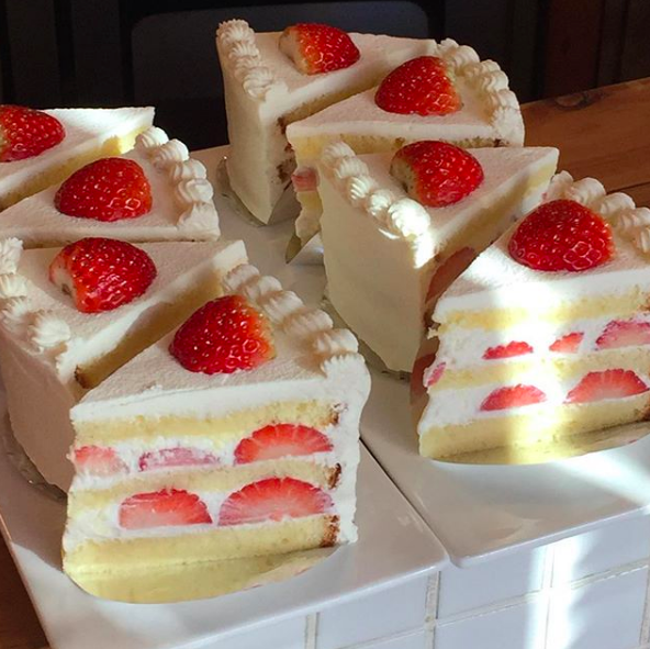 daily_dolce's tweet photo. Strawberry cake layers https://t.co/ubvv6vOZqf