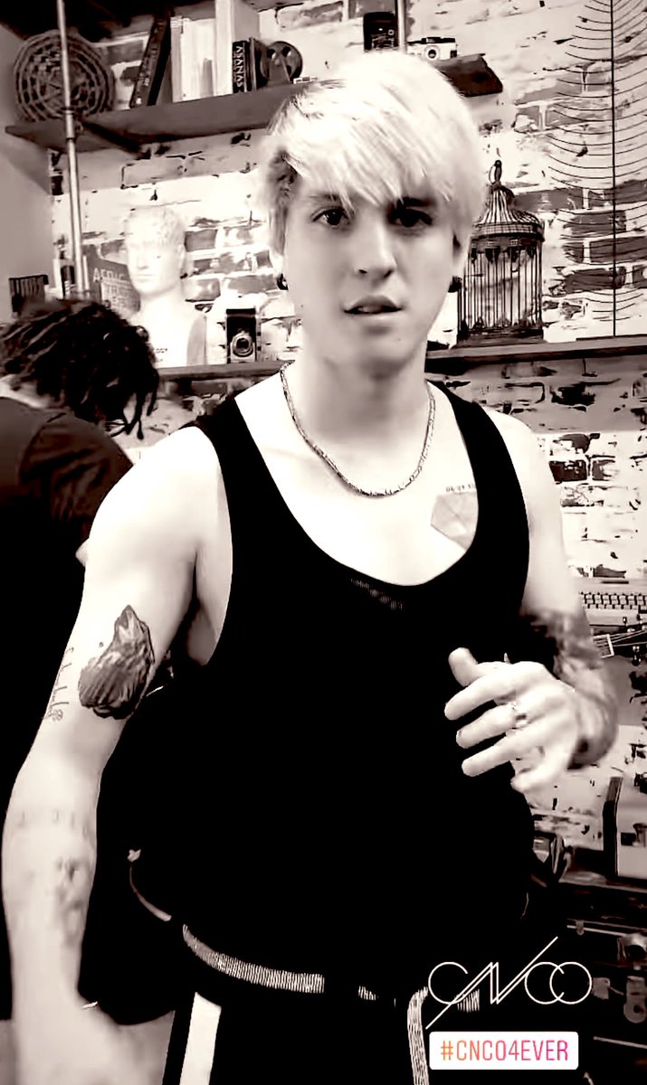 chrismi_sol's tweet photo. Enamorada de este bb <3 y el tatuaje de lobo uffff https://t.co/XwHjnU8X8Q