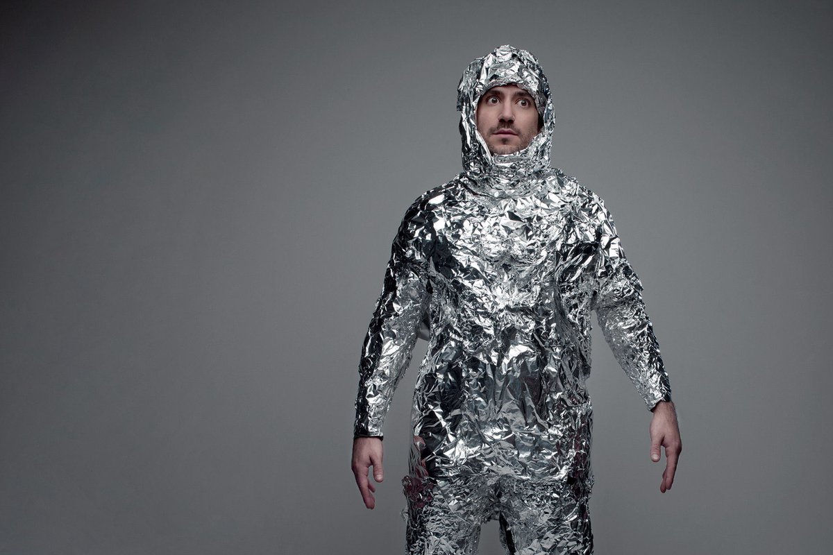 Ноги заворачивают в фольгу. Маникюр обёрнутый фольгой. Фольга. Оберни ноги фольгой в несколько слоев. Ноги в фольге.