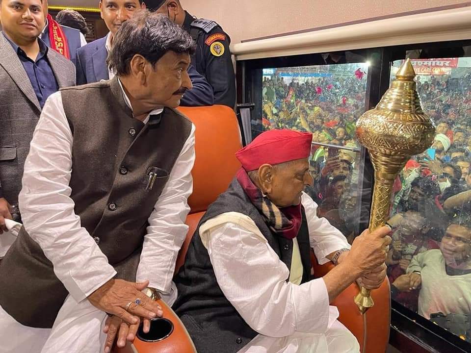 ErYUGESH's tweet photo. @yadavakhilesh नेता जी ने गदा उठा के संदेश दे दिया है, खदेड़ा होबे
#खेला_होबे
#खदेड़ा_होबे https://t.co/fsupyCtv15